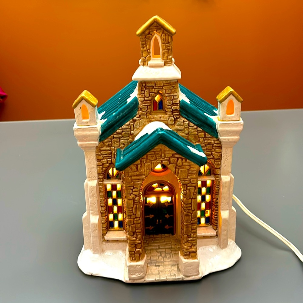 1993 CHRISTMAS VALLEY Collectible Series Porcelain Church Building w/light-VNTG